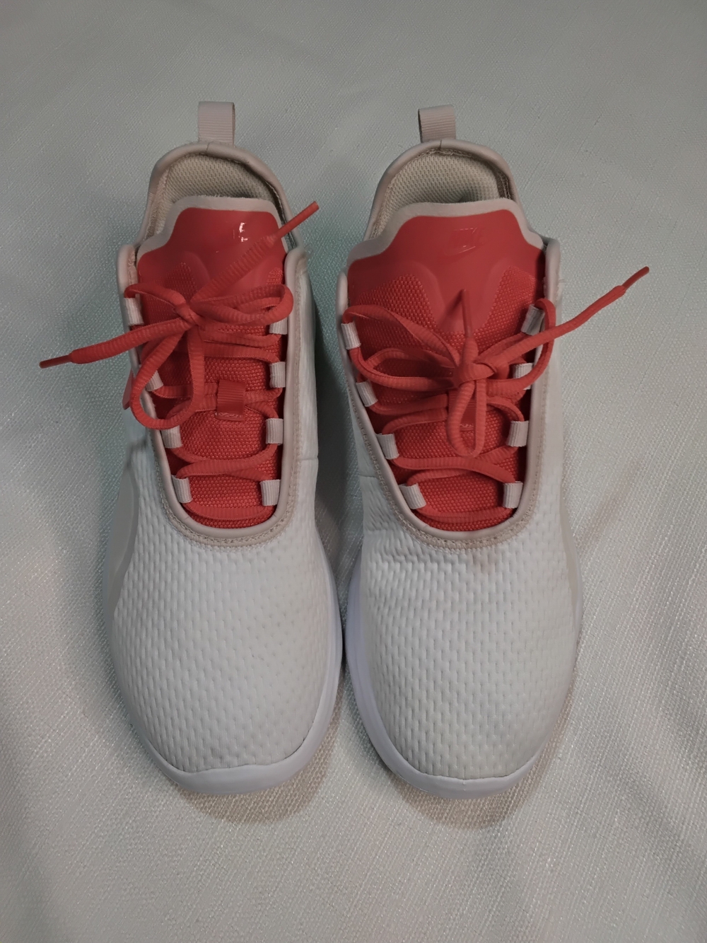 Nike Air Motion 2 Women’s White Sneakers with Coral Accents Sz 9.5